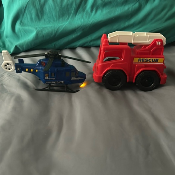 Tonka helicopter lights up and makes helicopter sounds and 2 fire trucks - Picture 4 of 9